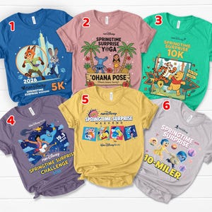 Könnte beinhalten: Sechs kurzärmelige T-Shirts mit farbenfrohen Grafiken. Die Shirts zeigen Charaktere aus Disney-Filmen und den Text "Springtime Surprise" und "runDisney". Die Shirts sind blau, rosa, grün, lila, gelb und grau.
