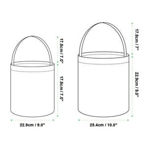 Op de afbeelding: Lijntekening van twee stoffen manden met gebogen handvatten. De kleinere mand is 22,9 cm breed en 17,8 cm hoog. De grotere mand is 25,4 cm breed en 17,8 cm hoog. De tekst "FABRIC BASKET" staat bovenaan.