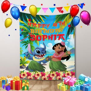 Puede incluir: Una colorida pancarta de cumplea&ntilde;os con el texto "HAPPY 4TH BIRTHDAY SOPHIA" con los personajes de dibujos animados Stitch y Lilo. La pancarta est&aacute; decorada con globos y una escena de playa tropical. Regalos y globos en primer plano.