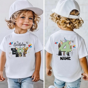 Op de afbeelding: Wit T-shirt met een kleurrijke afbeelding met personages en de tekst "Birthday BOY" en het nummer "4". De achterkant van het shirt heeft het nummer "4" met personages en het woord "NAME".