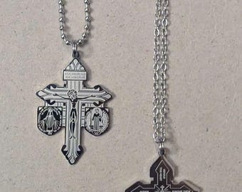 Petite croix de pardon à triple menace gravée en acier inoxydable avec chaîne | Crucifix catholique traditionnel | Latin et anglais | Sacramentaire