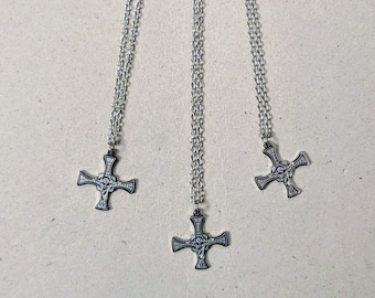 Petite croix de Saint Cuthbert en acier inoxydable avec chaîne | Cathédrale de Durham | Vénérable Bède | Réplique de crucifix anglo-saxonne | Design unique