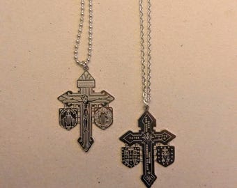 Cruz de la Triple Amenaza del Perdón grabada en acero inoxidable con cadena / Crucifijo católico tradicional / Latín / Sacramental