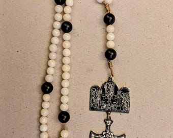 Rosario de estilo medieval, con medalla de Nuestra Señora de Wasingham y cruz de San Cuthbert / paternóster / católico romano / Edad Media / madera