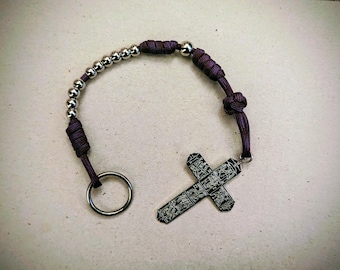 Rosario de paracord morado con cuentas de acero y crucifijo del Vía Crucis