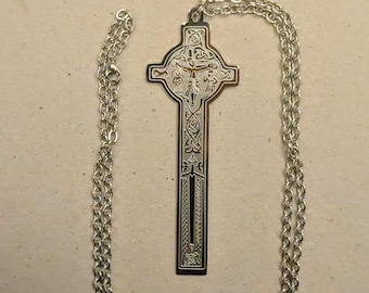 Gran Cruz Alta Escocesa, grabada en acero inoxidable en una cadena / diseño celta / espada / histórica / cazador