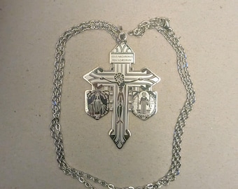 Cruz de perdón triple de la gaélica irlandesa, grabada en acero inoxidable sobre una cadena / crucifijo católico tradicional / medalla de San Benito / gaélico