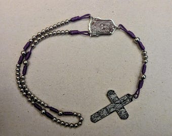 El Rosario de Cuaresma, con un Crucifijo del Vía Crucis grabado en acero / hecho a mano en Inglaterra / paracord morado 95 / Santo Rostro