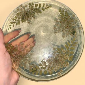 Vintage 70er Jahre Bernstein Lucite Harz Getrocknete Blume Untersetzer Teller
