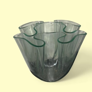 Vaso in plastica vintage anni '70 a forma di fazzoletto, con bordo ondulato, ciotola scultorea in stile metà secolo.
