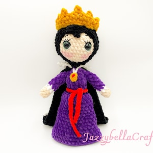 Pode incluir: Boneca de croch&ecirc; feita &agrave; m&atilde;o de uma rainha, com capa preta, vestido roxo e coroa de ouro. A boneca tem um cinto vermelho e um pingente de ouro. &Eacute; um item artesanal caprichoso.
