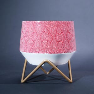 Roter geometrischer Muster-Übertopf mit Goldständer, Metall-Innenpflanzentopf, Regal-Innendekor