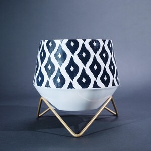 Jardinière en métal à motif noir et blanc avec support doré, pot d'intérieur, décoration d'étagère