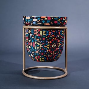 Vaso in metallo con motivo geometrico a coriandoli e supporto dorato, piccolo vaso per piante da interno, decorazione boho per mensole.
