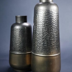 Metalen vaas | Set van 2 | Gehamerd ontwerp | Rustieke afwerking | Grijs-goud