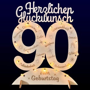 90. Geburtstag Geschenk Aufsteller Zahlendeko XXL Zahl 90 mit LED Lichterkette aus Holz mit Gravur der schönsten Wünsche + Standfuß