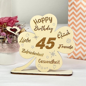 Geschenk 45. Geburtstag Mann u. Frau, Aufsteller Zahlendeko Geldgeschenk, Kleeblatt Holz natur mit gravierten lieben Wünschen & Fuß, 14x14cm