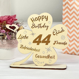 Geschenk 44. Geburtstag Mann u. Frau, Aufsteller Zahlendeko Geldgeschenk, Kleeblatt Holz natur mit gravierten lieben Wünschen & Fuß, 14x14cm