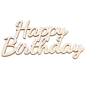 Op de afbeelding: Een houten bord met de woorden "Happy Birthday" in een cursief schrift.