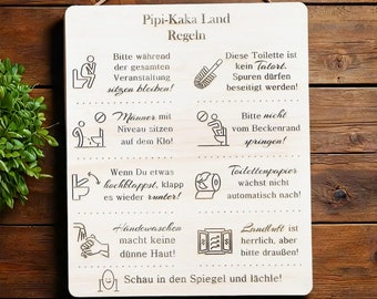 Peut inclure: Une pancarte en bois avec des règles illustrées pour une salle de bain, intitulée "Pipi-Kaka Land Règles". Les règles incluent "Veuillez rester assis pendant toute la durée de l'événement", "Les hommes de classe s'assoient sur les toilettes", "Veuillez ne pas sauter du bord du bol", "Le papier toilette ne pousse pas automatiquement", "Le lavage des mains ne rend pas la peau fine", "L'air frais est agréable, mais veuillez à l'extérieur", et "Regardez dans le miroir et souriez !"