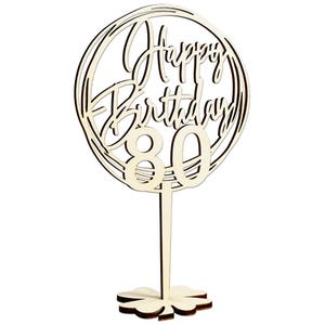 Puede incluir: Topper de pastel de madera con un diseño circular y el texto "Happy Birthday 80" en una fuente cursiva.