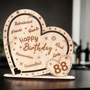 Kunstvoll graviertes Holz-Herz 88. Geburtstag, Geschenk & Deko "Happy Birthday" mit persönlichen Wünschen wie Gesundheit, Glück, Liebe usw.