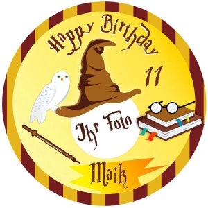Könnte beinhalten: Ein runder Geburtstagstorten-Topper in Gelb und Braun mit dem Text "Happy Birthday 11" und einem braunen Zaubererhut, einer weißen Eule, einem Zauberstab und einem Stapel Bücher mit Brille darauf. Der Text "Ihr Foto" befindet sich in der Mitte des Toppers.