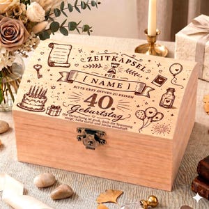 Può includere: Un cofanetto in legno con coperchio incernierato, con testo inciso e illustrazioni. Il coperchio è decorato con una torta di compleanno, palloncini e le parole "ZEITKAPSEL" e "40. Geburtstag". Un fermaglio in metallo chiude la scatola.