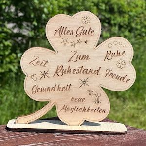 Pensione regalo per uomo e donna - quadrifoglio in legno con incisione di desideri affettuosi inclusa base come supporto
