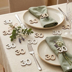 Tafeldecoratiecijfers voor een 30e verjaardag, gemaakt van hout, naturel en wit, inclusief decoratieve cijferconfetti in verschillende maten voor de verjaardagstafel, verpakking van 12 stuks.