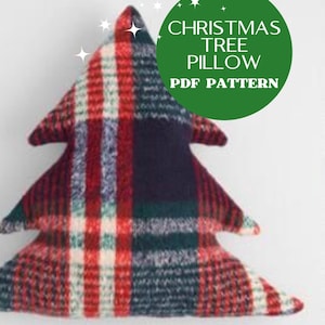 Peut inclure: Un modèle de coussin en forme d'arbre de Noël en tissu à carreaux rouge, vert, blanc et bleu. Le modèle est destiné à un projet de bricolage pour créer un coussin festif.