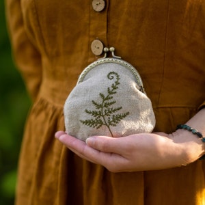 Linen purse hand embroidered, fern and forest motif, upcykling vintage clutch