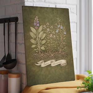 Può includere: Un tagliere rettangolare con illustrazioni botaniche di erbe. L'opera raffigura salvia, rosmarino e altre erbe con le loro radici esposte. Un banner mostra i nomi latini "Salvia" e "Rosmarinus". Lo sfondo è verde tenue.