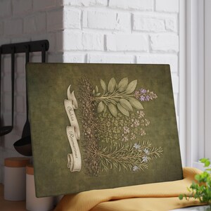 Può includere: Tagliere rettangolare con un'illustrazione botanica di erbe, tra cui salvia e rosmarino, su sfondo verde. Un banner con le parole "Salvia Rosmarinus" è sul lato sinistro.