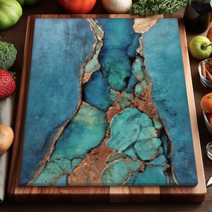 Puede incluir: Tabla de cortar cuadrada de madera con un diseño de resina turquesa y cobre. Productos frescos, como tomates, naranjas y fresas, rodean la tabla. La tabla mide aproximadamente 40 cm cuadrados.