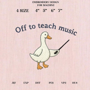 Może przedstawiać: Wzór haftu do użytku maszynowego, przedstawiający kreskówkową gęś trzymającą wskaźnik. Tekst "Off to teach music" jest wygięty nad gęsią. Dostępne rozmiary: 10 cm, 13 cm, 15 cm i 18 cm wysokości. Wzór znajduje się na różowym tle.