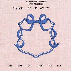 Puede incluir: Diseño de escudo bordado en azul con lazo y detalles de cinta. El diseño está disponible en 4 tamaños: 10 cm, 13 cm, 15 cm y 18 cm. El texto "EMBROIDERY DESIGN FOR MACHINE" está en la parte superior.