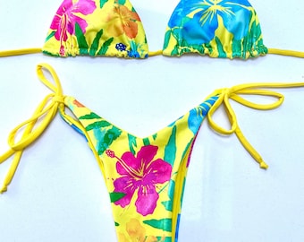 Gelber tropischer Bikini