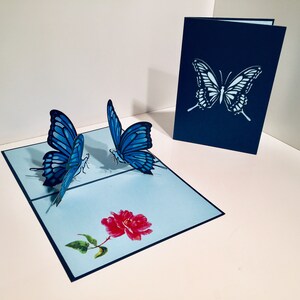 Cartão grande com borboletas azuis-marinho - Criado por Origami Pop Cards - Cartões pop-up de papel mágico 3D - OrigamiPopCards.com Feito à mão com amor