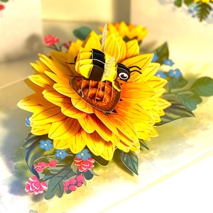 Carte de voeux pop-up 3D bourdon attirant des tournesols, joyeux anniversaire Cartes pop origami faites main à acheter en ligne https://origamipopcards.com/