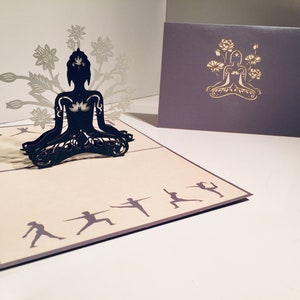 Cartão pop-up de ioga Buda cinza metálico prateado - Criado por Origami Pop Cards Sydney - OrigamiPopCards.com Feito à mão com amor