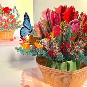 Cesta de flores nativas australianas com uma borboleta azul Cartões de origami pop artesanais de feliz aniversário Compre online https://origamipopcards.com/