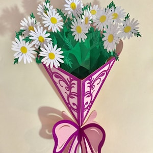 Blumenstrauß aus weißem Gänseblümchen, eingewickelt in lila Band