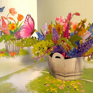 Flores da primavera em balde com borboletas 3D Pop Up Cartão de felicitações Feliz aniversário Cartões Origami Pop Compre online https://origamipopcards.com/