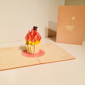 Cupcake rosa metálico gigante - Criado por Origami Pop Cards - Cartões pop-up de papel mágicos 3D - Sydney, Austrália. OrigamiPopCards.com