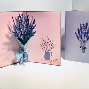Buquê de lavanda embrulhado em fita azul, cartão criado por Origami Pop Cards, Sydney, Austrália. Cartões pop-up de papel 3D OrigamiPopCards.com