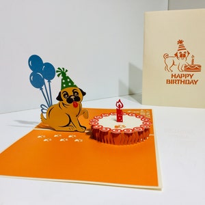 Bolo de aniversário com um pug super fofo. Cartão pop-up feito à mão com amor. Cartão pop-up 3D. Compre online https://origamipopcards.com/