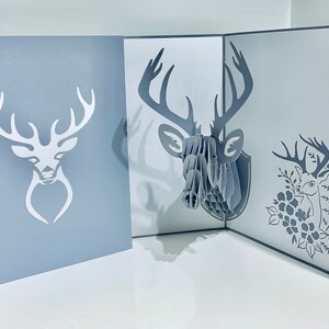 Cartão de felicitações pop-up com cabeça de veado cinza-prateada para pendurar na parede - Criado por Origami Pop Cards com amor Online https://origamipopcards.com/