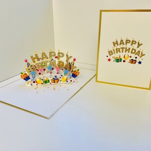 Cartão de felicitações pop-up 3D de luxo com presentes e estrelas em relevo dourado, feito à mão com amor. Compre em https://origamipopcards.com/