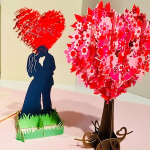 Rosa und Roter Baum der Liebe & küssendes Paar - Erstellt von Origami Pop Cards - 3D Papier Pop Up Karten - OrigamiPopCards.com Hand Made With Love